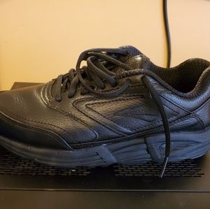 Women Brook Sneakers. Size 8